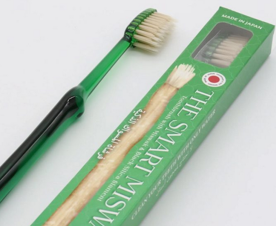 Szczoteczka Smart Miswak Shinyei – włosie z dodatkiem korzenia drzewa Miswak i czarnej krzemionki, bez potrzeby użycia pasty.