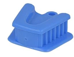 Silikonowy bloczek nagryzowy średni, 3,5 x 4 cm – widok produktu z wypustkami. Narzędzie stomatologiczne do bezpiecznego utrzymywania ust w pozycji otwartej.